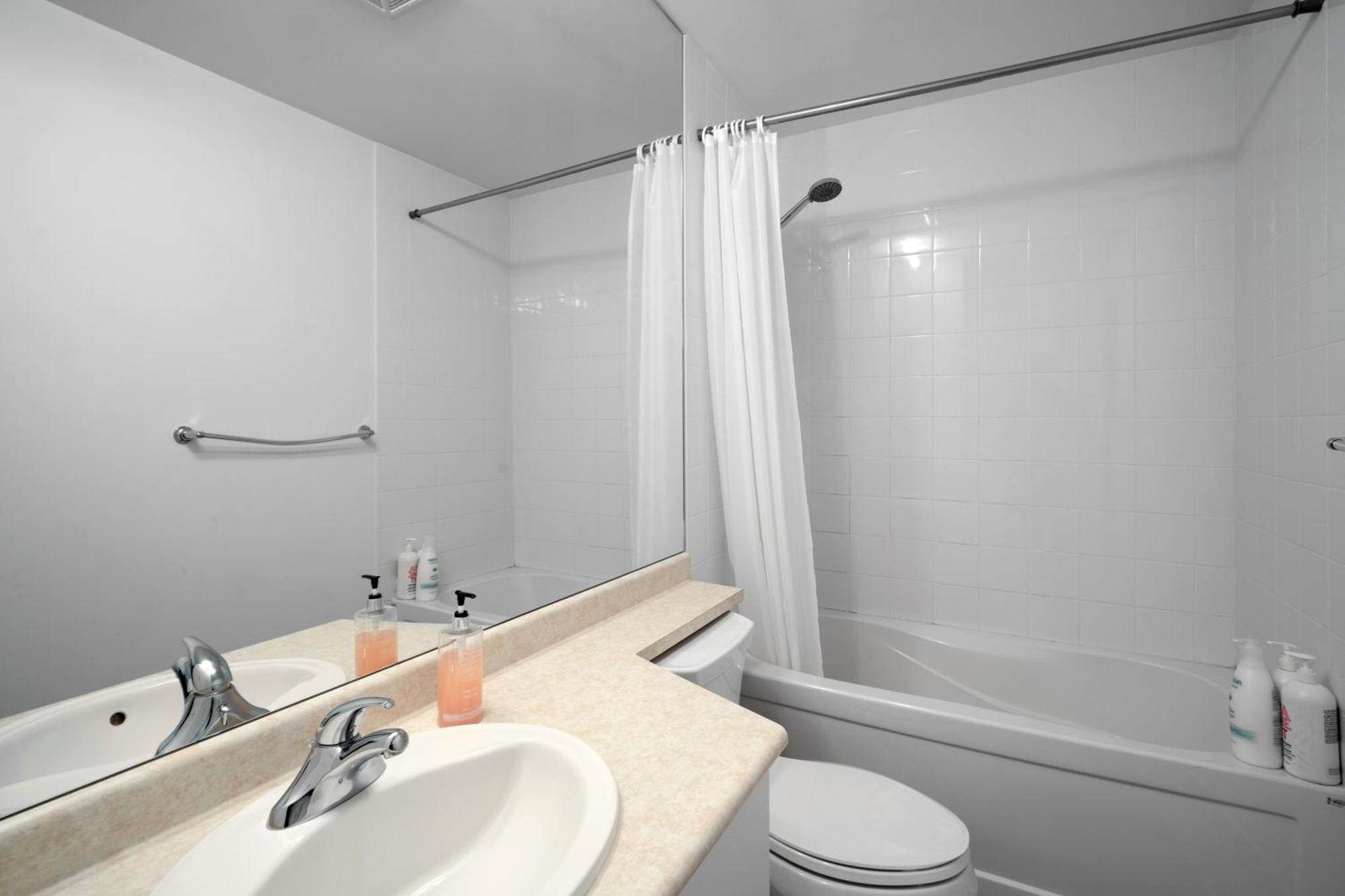 Downtown Toronto 1 Bdrm Condo With Parking And Views Eksteriør bilde